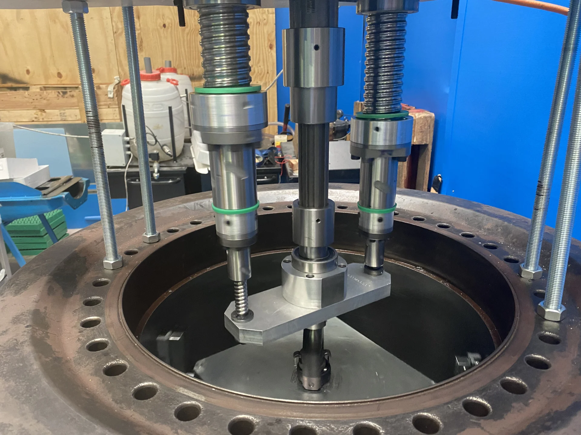 Honitech advances vertical honing with linear guide technology